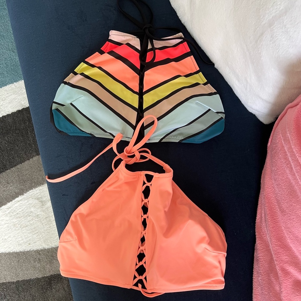 TWO bikini tops! 🌈 🍑
